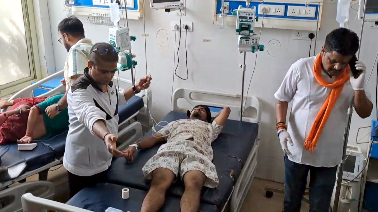 हादसे में करीब 29 लोग घायल हैं, कुछ की हालत ज्यादा गंभीर है।