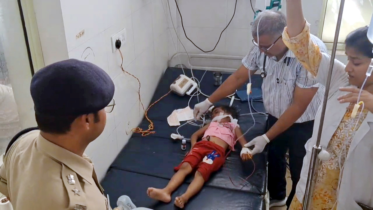 भगदड़ में एक छोटी बच्ची भी घायल हो गई। उसका इलाज चल रहा है।