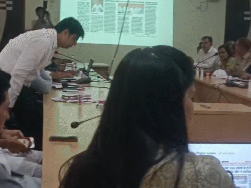 मीटिंग के दौरान न्यूज क्लिप दिखा कर IAS ने अधिकारियों की क्लास ली और फटकार लगाई।