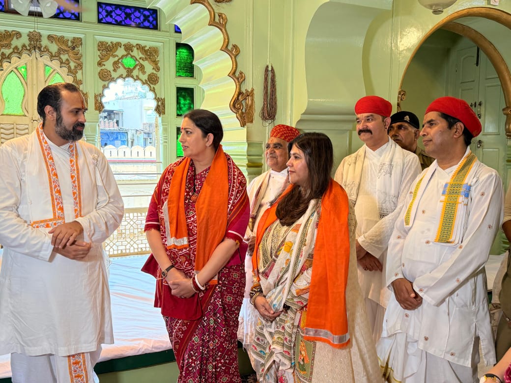 पूर्व केन्द्रीय मंत्री स्मृति ईरानी एवं फिल्म निर्माता एकता कपूर तिलकायत पुत्र विशाल बावा से चर्चा करते हुए।