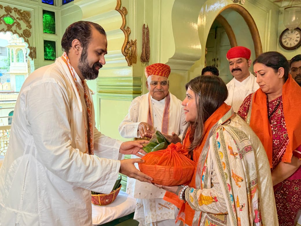 दर्शन के बाद फिल्म एवं टीवी सीरियल निर्माता एकता कपूर का स्वागत किया गया।