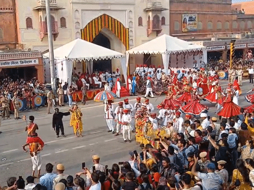 तीज की सवारी में सबसे आगे मुंह से आग निकालते कलाकार चले। जिन्होंने हैरतअंगेज करतब दिखाए।