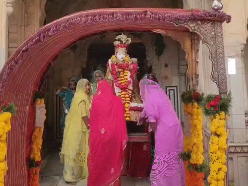 जनानी ड्योढ़ी में पूर्व राजपरिवार की महिलाएं माता की पूजा कर उन्हें पालकी तक पहुंचाती हैं।