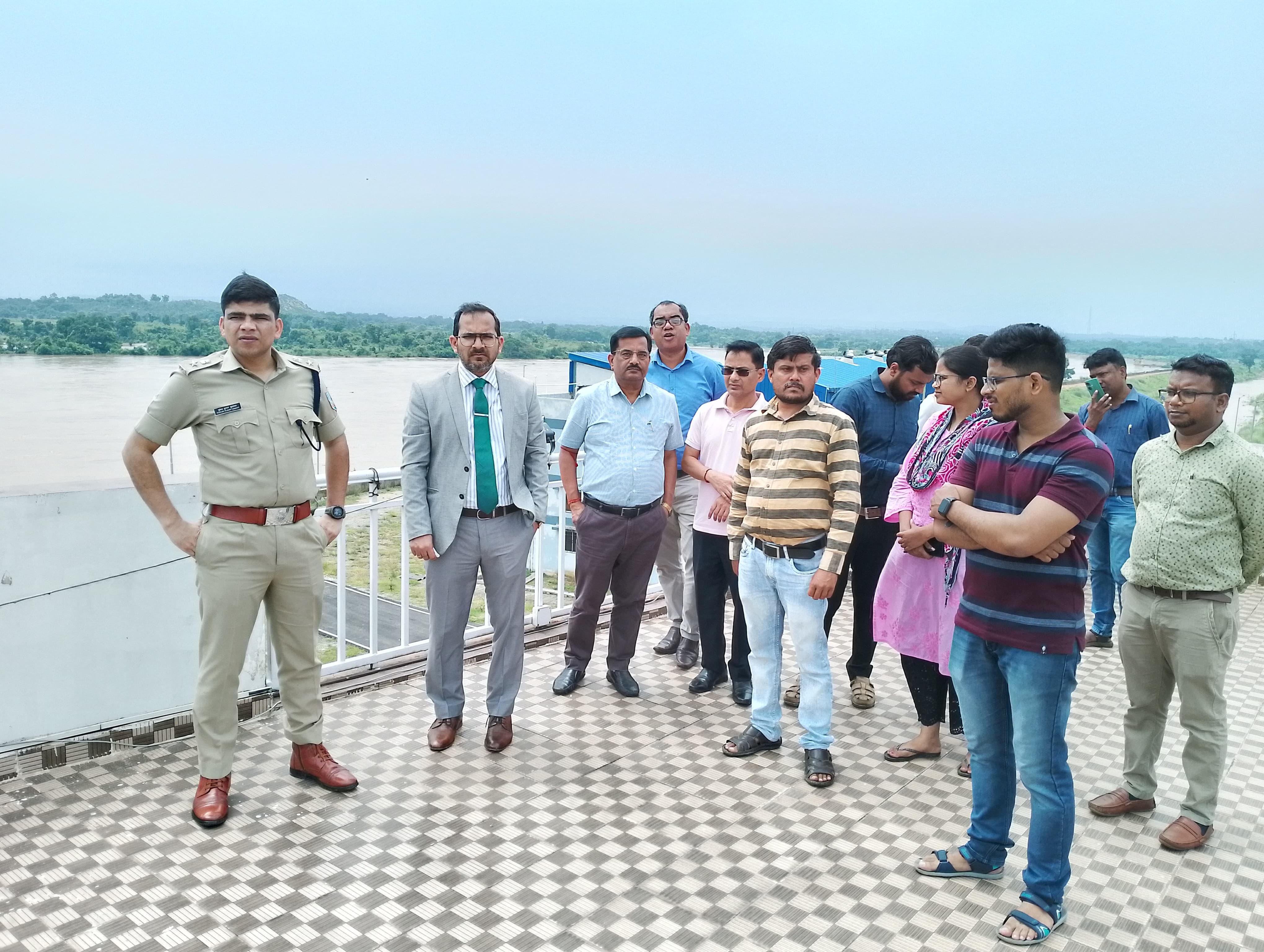 DC inspected the coastal areas of Ghazia Barrage and Kharkai | डीसी ने ...