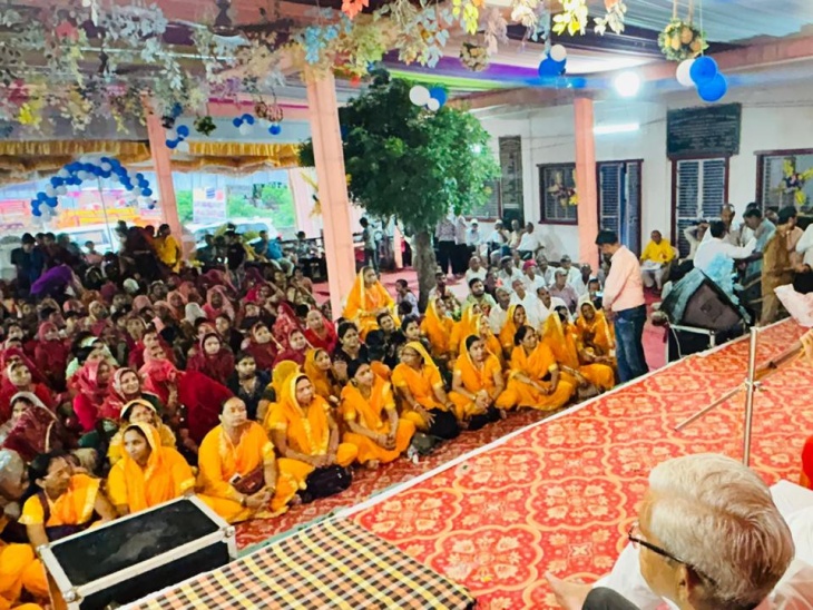 रामकथा का समापन के अवसर पर मौजूद महिलाएं।
