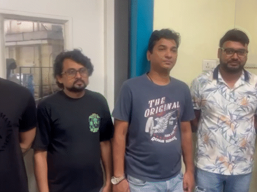 रेव पार्टी मामले में एकनाथ खडसे के दामाद प्रांजल खेवलकर (सफेद टीशर्ट) समेत 7 लोगों को गिरफ्तार किया गया है।