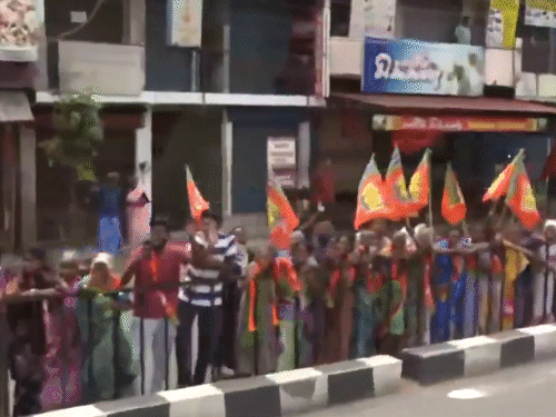 दोपहर 12 बजे पीएम मोदी ने त्रिची में होटल से लेकर एयरपोर्ट तक रोड शो किया।