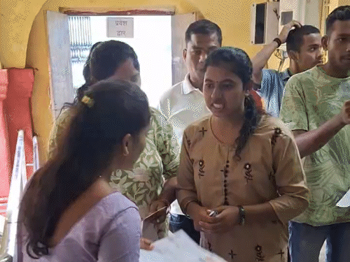 युवती गुहार लगाती रही। पर उसे डार्क शर्ट में एंट्री नहीं मिली।