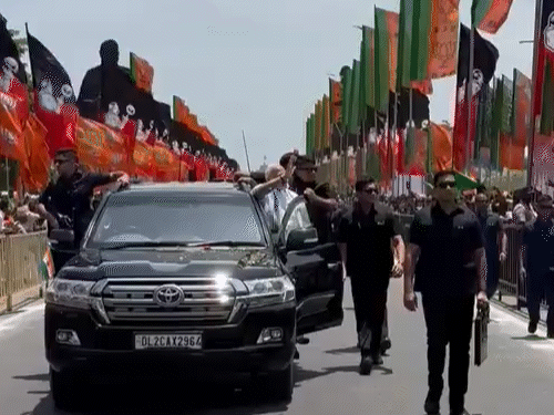 अरियालुर में पीएम मोदी करीब 5 किमी लंबा रोड शो किया।