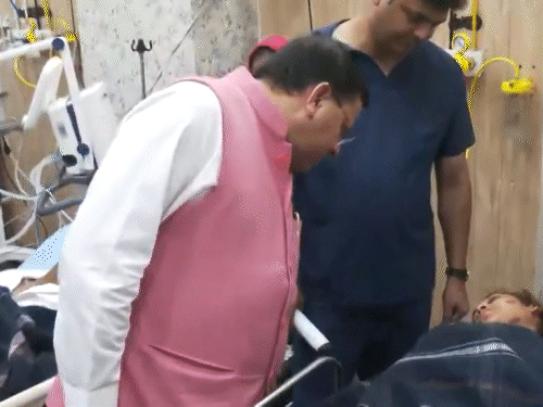 CM धामी ने अस्पताल पहुंचकर घायलों से मुलाकात की।