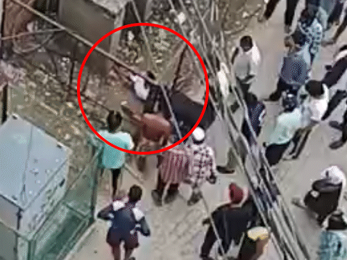 स्थानीय लोगों ने किसी तरह से बच्चे को ट्रांसफॉर्मर से निकाला।