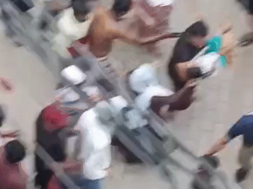 चाचा बच्चे को गोद में उठाकर हॉस्पिटल के लिए भागे।