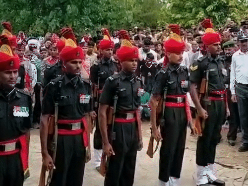 अग्निवीर ललित को सेना के जवानों ने अंतिम सलामी दी।