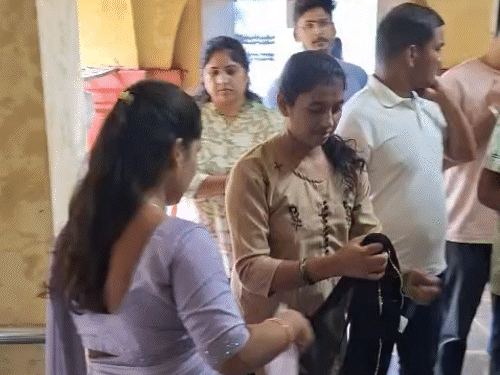 एग्जाम सेंटर में लड़कियों के काले कपड़े और दुपट्टे उतरवा लिए गए।