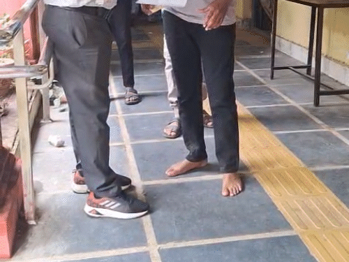 नए नियम के तहत अभ्यर्थियों के जूते भी निकलवा लिए गए।