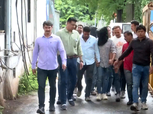 दो महिलाएं समेत सभी 7 आरोपियों को क्राइम ब्रांच ऑफिस से कोर्ट ले जाया गया।