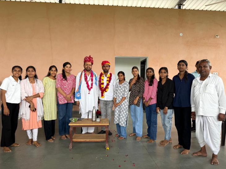 छात्राओं ने पूर्व विधायक संयम लोढ़ा का किया स्वागत।