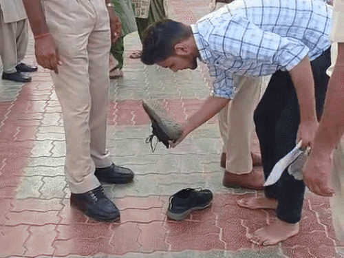रेवाड़ी में परीक्षा केंद्रों में जूते उतरवाकर चेकिंग की गई।