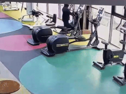 बैग में मशीन डालने के बाद आपस में बात करतीं महिला पहलवान।