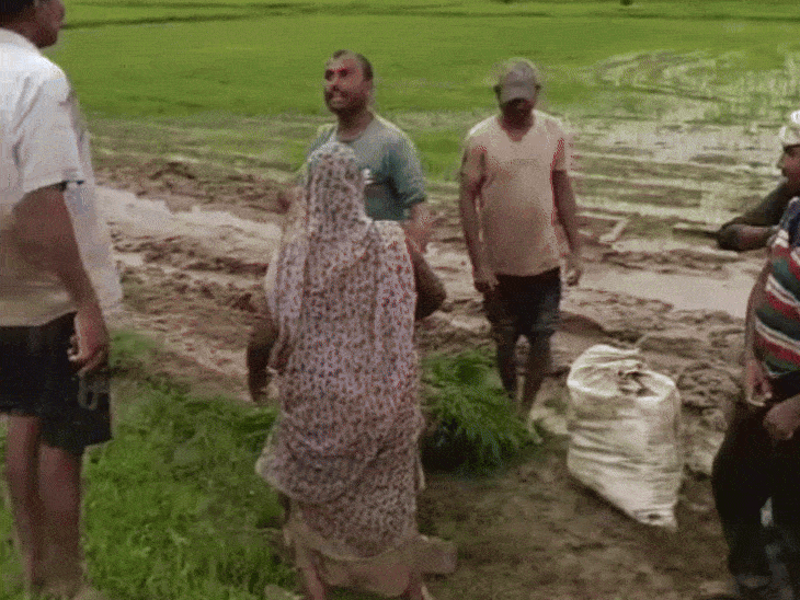 इस घटनाक्रम के दौरान दोनों ही पक्षों के लोग मौजूद थे।