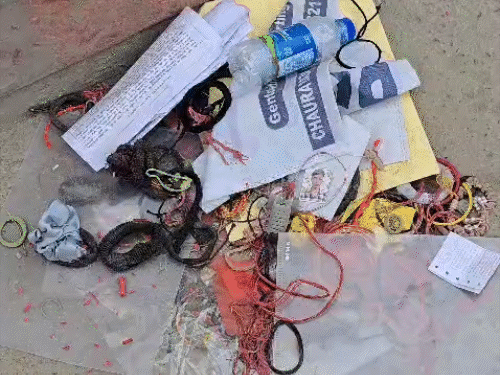 सोनीपत में एग्जाम सेंटरों के बाहर चूड़ी-धागों के ढेर लगे हुए हैं।