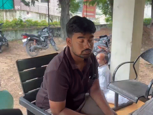 अपनी को मारने के बाद आरोपी पति घटना स्थल पर रोने का नाटक कर रहा था।