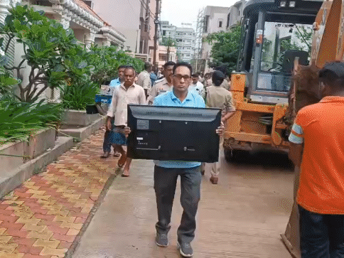 बुलडोजर कार्रवाई से पहले ऑफिस के कर्मचारियों ने सामानों की शिफ्टिंग की थी।