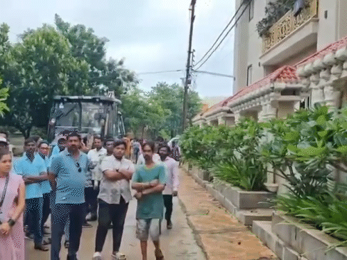 रविवार सुबह से ही बड़ी संख्या में रायपुर नगर निगम की टीम कार्रवाई के लिए पहुंची थी।