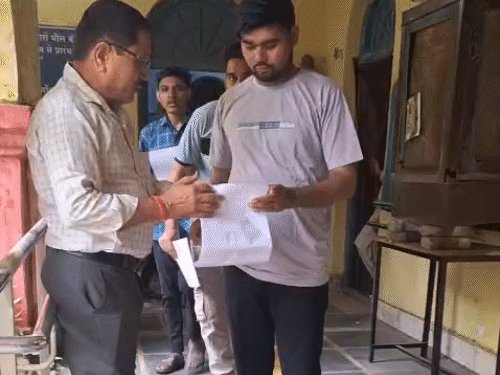 एग्जाम सेंटर में एडमिट कार्ड दिखाने के बाद अभ्यर्थी अंदर गए।