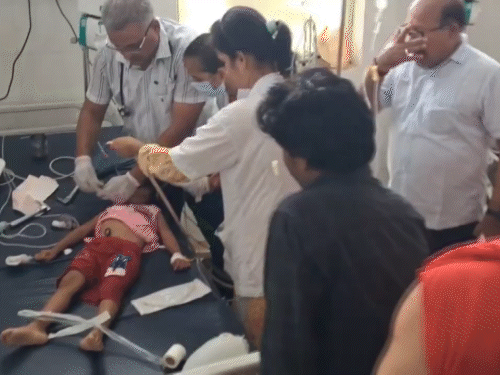भगदड़ में छोटे बच्चे भी घायल हो गए। अस्पताल में इलाज जारी है।