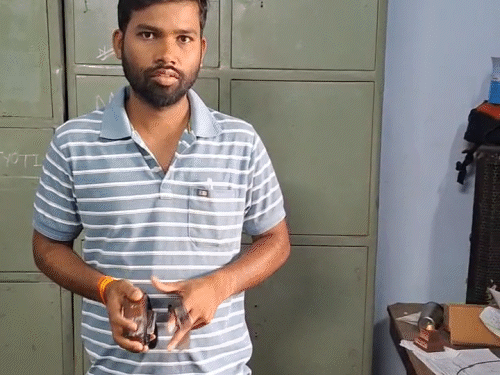 रायपुर के एग्जाम सेंटर में लड़कों से बेल्ट निकलवा लिए गए।