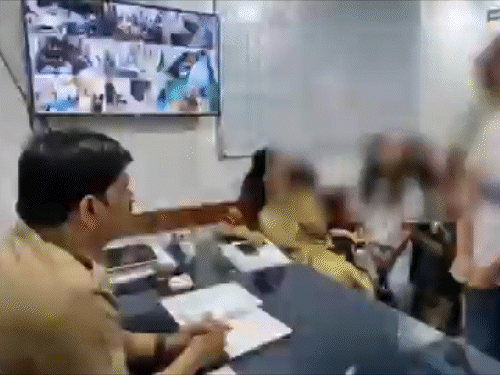 केंद्रीय मंत्री रक्षा खडसे बेटी के साथ छेड़छाड़ की शिकायत करने जलगांव पुलिस स्टेशन पहुंची थीं।