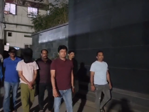 रेव पार्टी मामले में एकनाथ खडसे के दामाद प्रांजल खेवलकर (सफेद शर्ट) समेत 7 लोगों को गिरफ्तार किया गया है।