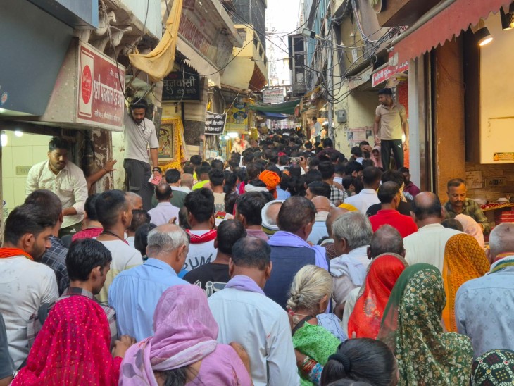 मंदिर परिसर से लेकर गलियों तक श्रद्धालु ही श्रद्धालु नजर आए