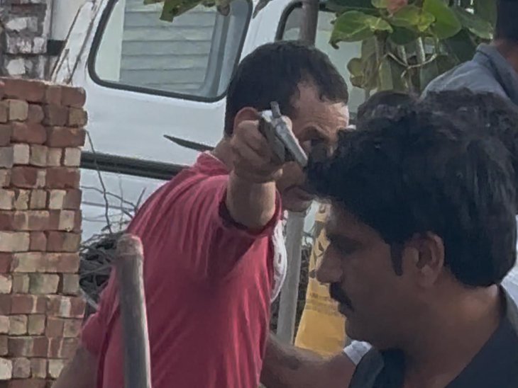 व्यक्ति के हाथ में कट्टा।