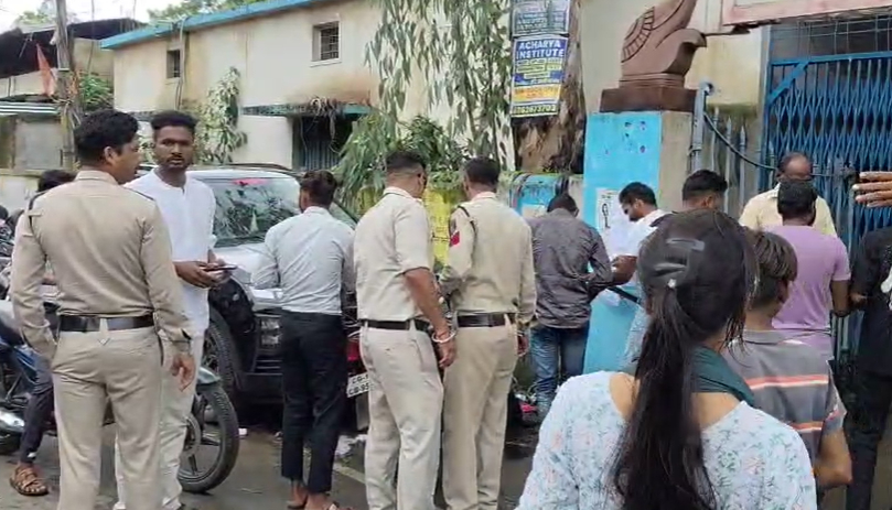 खैरागढ़ में परीक्षा से बाहर किए गए अभ्यर्थियों ने कलेक्टर निवास का घेराव कर दिया।