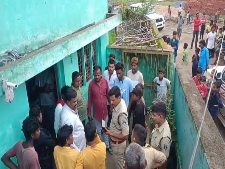 वारदात के बाद पुलिस घटनास्थल पर पहुंची और लोगों ने पूछताछ की।