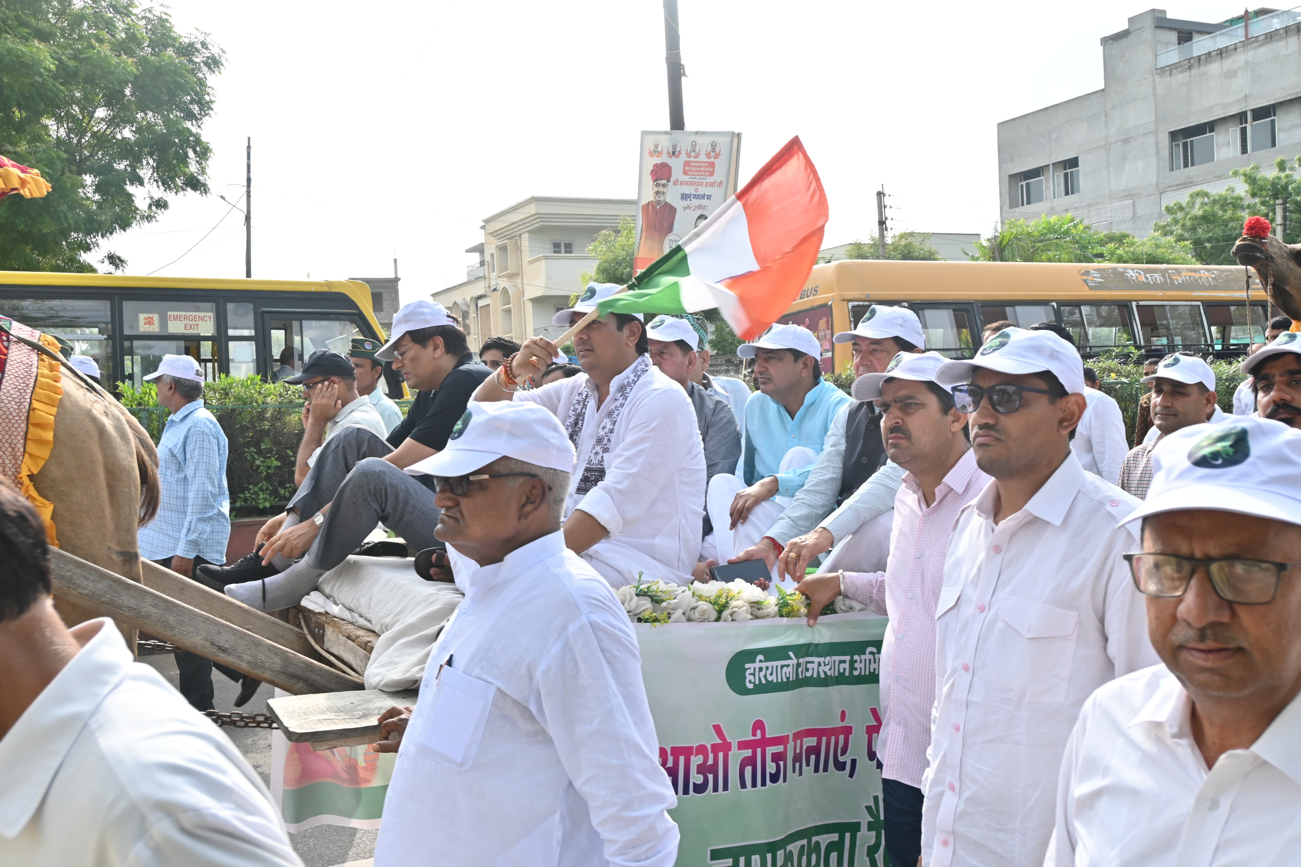 ऊंट गाड़े में सवार होकर निकाली रैली, मंत्री और नेता रहे शामिल