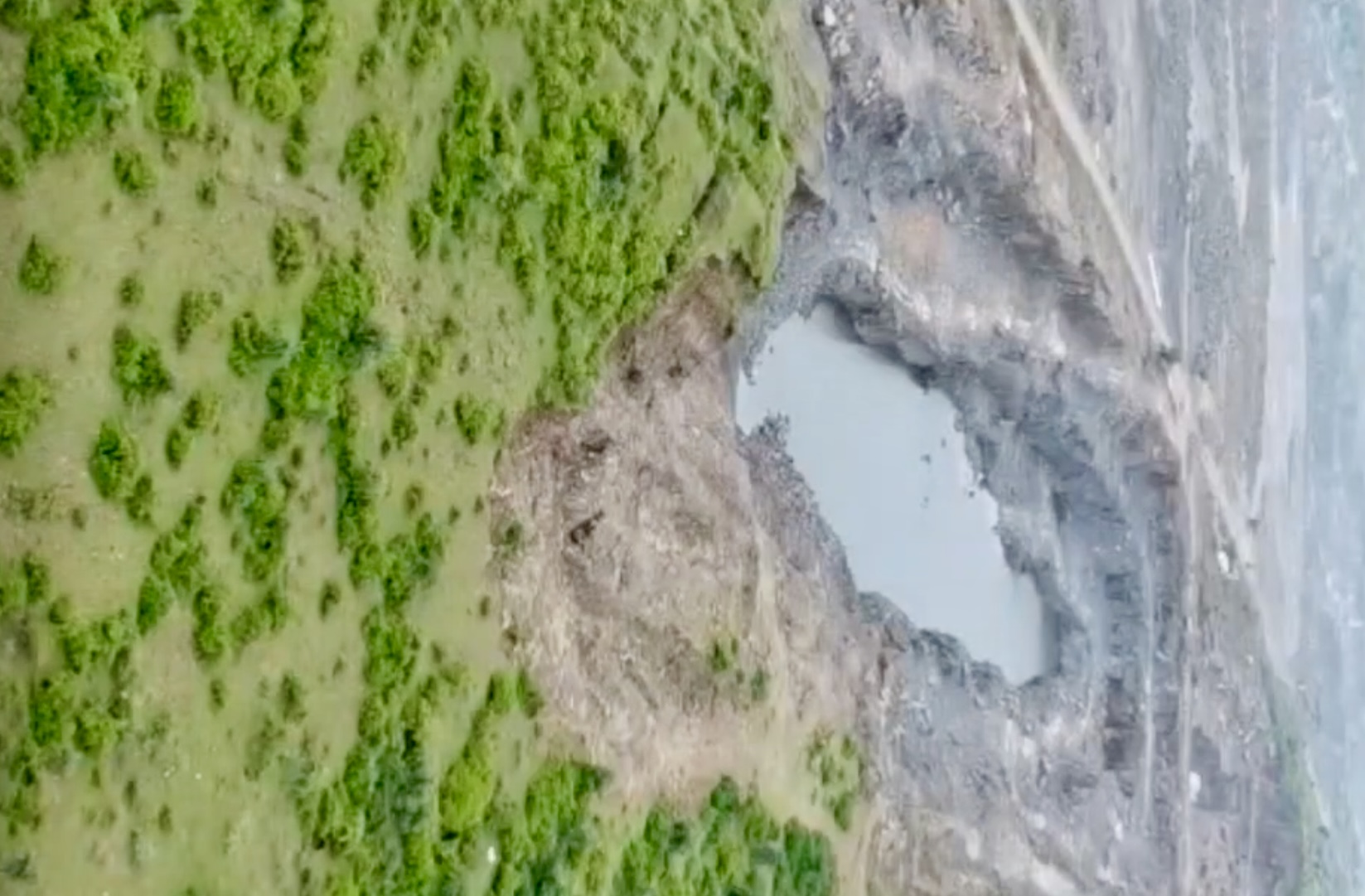 चारागाह भूमि में अवैध खनन किया जा रहा है।