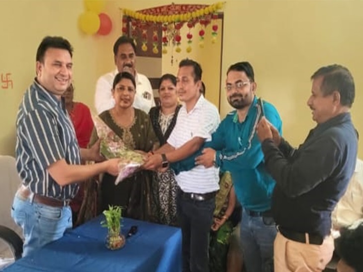 एब्सेंट रहने के बाद सीधे BMO के पद पर कार्यभार संभाला। स्टाफ लोगों ने इनका स्वागत किया था।