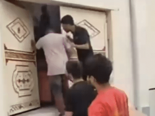 हिंदू संगठनों के कार्यकर्ताओं ने घर को घेरा। इसके बाद पुलिस भी मौके पर पहुंच गई।