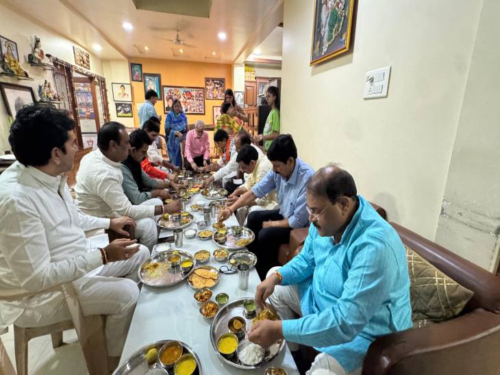 पार्टी में भोजन के साथ की पार्टी से जुड़े विषयों पर चर्चा की गई।