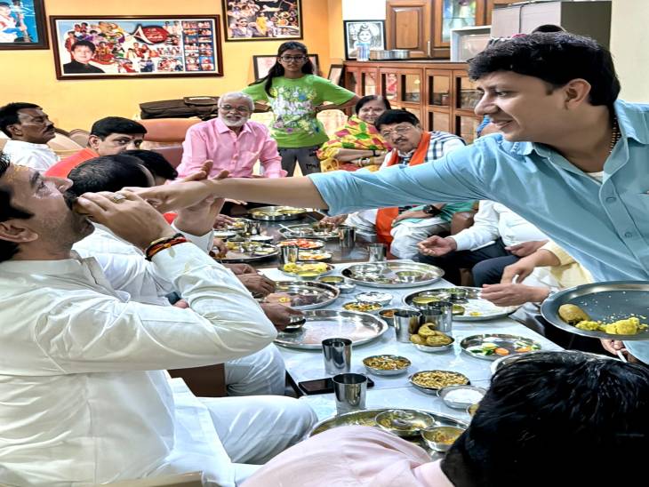 विधायक गोलू शुक्ला को अपने हाथों से लड्डू खिलाते पूर्व विधायक आकाश विजयवर्गीय।