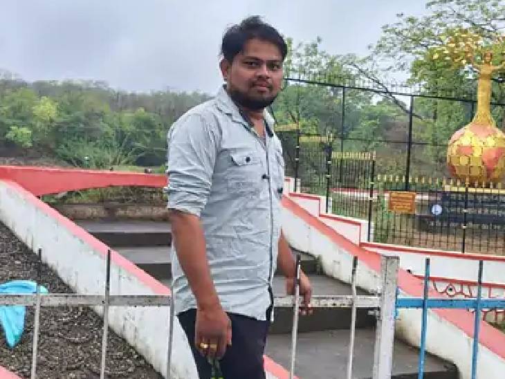 नीरज का चार माह पहले विवाह हुआ था। पत्नी के परिवार वाले उससे पैसों की मांग करते थे।