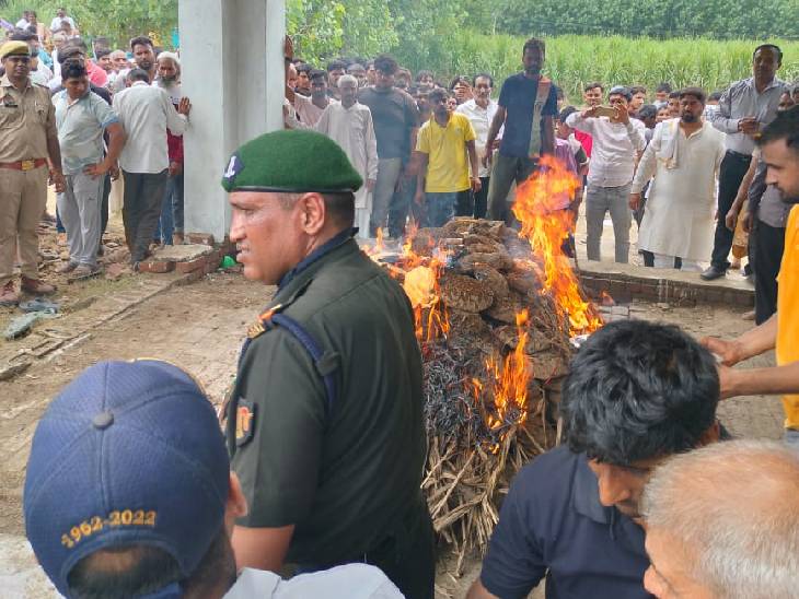 मेरठ में अग्निवीर ललित के शव का गांव में ही अंतिम संस्कार किया गया।