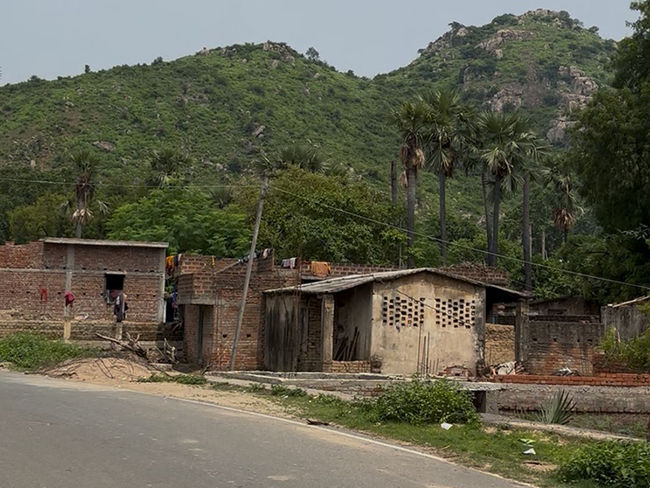 एक तरफ से पहाड़ से घिरे इस गांव में करीब 1500 लोग रहते हैं। बीते 15 साल से एक भी दिव्यांग का केस नहीं आया है।