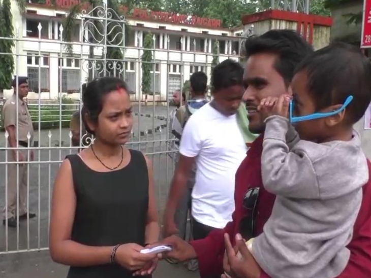 देरी से पहुंचे अभ्यर्थी परीक्षा देने से वंचित रह गए।