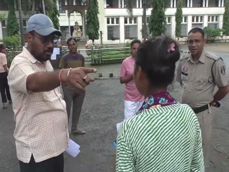 लड़कियों के कान की बाली उतर वा दी गई।