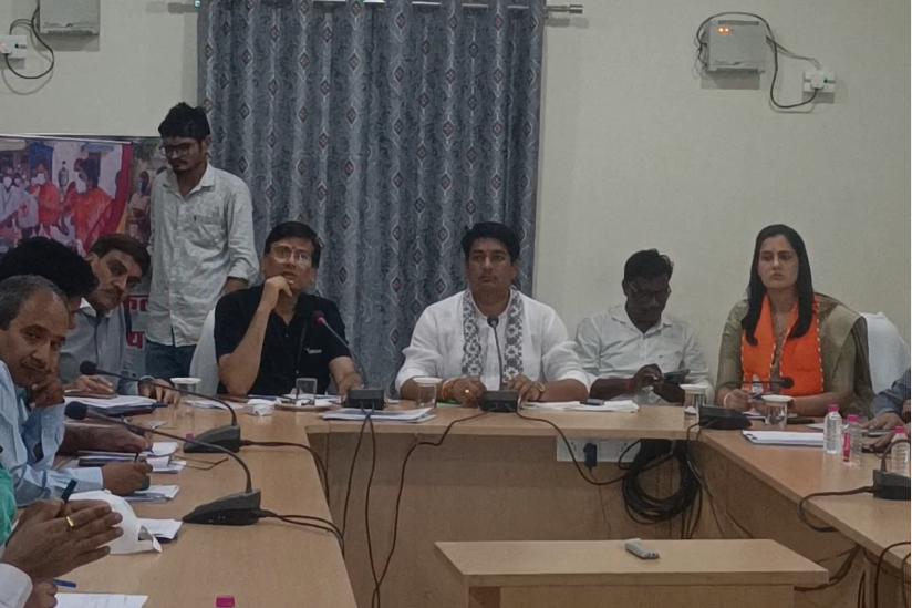 मीटिंग में सामाजिक न्याय एवं अधिकारिता विभाग मंत्री अविनाश गहलोत और पूर्व विधायक शुभकरण चौधरी और जिला प्रमुख व जिला अध्यक्ष हर्षनी कुल्हरी भी मौजूद रहीं।