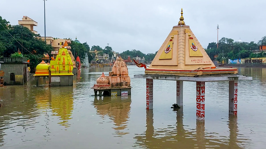 मध्य प्रदेश के उज्जैन में क्षिप्रा में आई बाढ़ के कारण रामघाट पर मंदिर डूब गए।